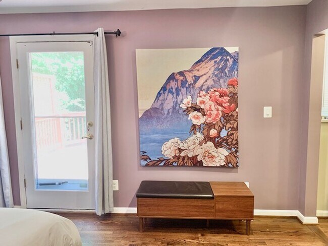 Building Photo - Light filled 2 BR plus 2 rooms, 2 FB including one in finished basement. Great location
