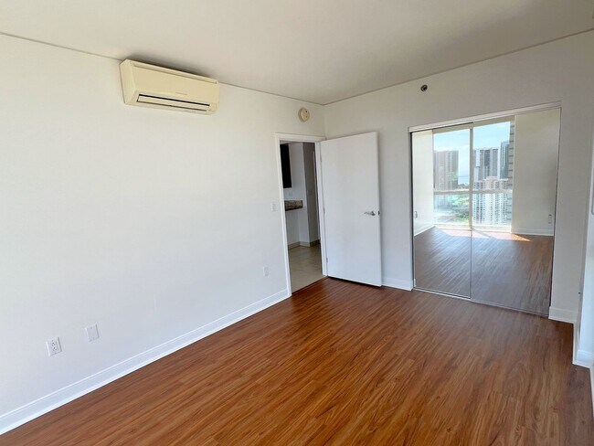 Building Photo - 909 Kapiolani Blvd