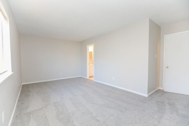 Building Photo - Spacious Townhome Updated Throughout!