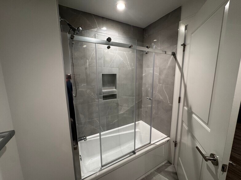 Building Photo - 3845 N Broadway St