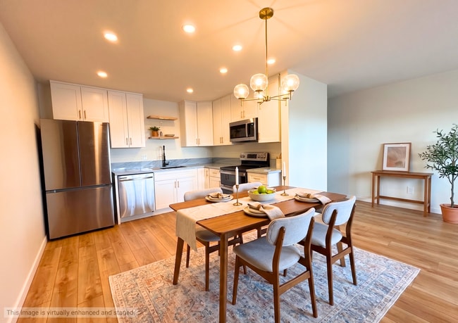 Building Photo - 3030 Suncrest Dr