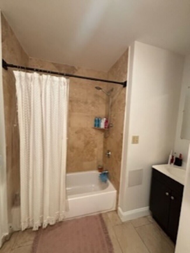 Building Photo - Don't Miss out on this giant 3 bed in the North End