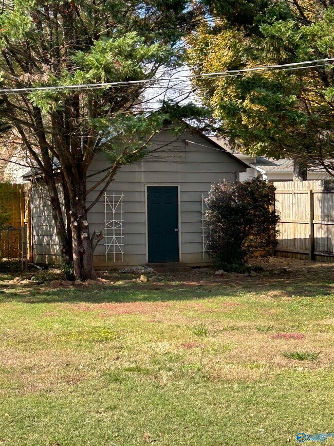 Building Photo - 2327 Quince Dr SE