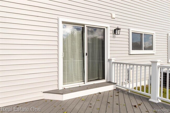 Building Photo - 5485 Hammersmith Dr