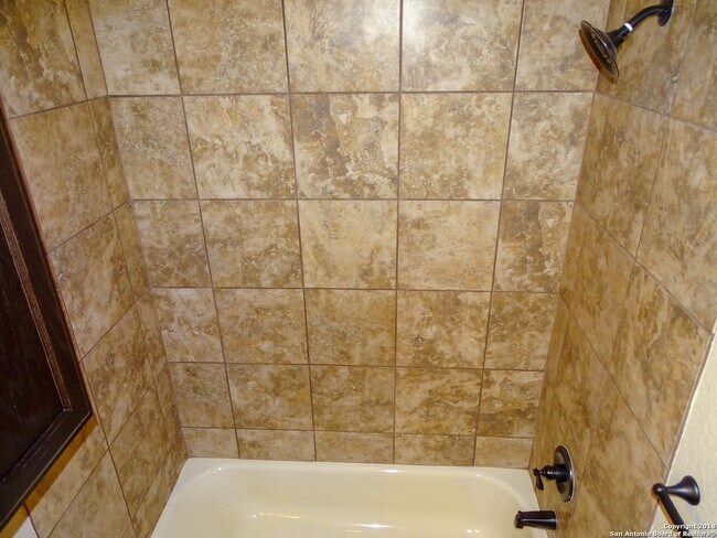 Building Photo - Spacious & Stylish Duplex in New Braunfels!