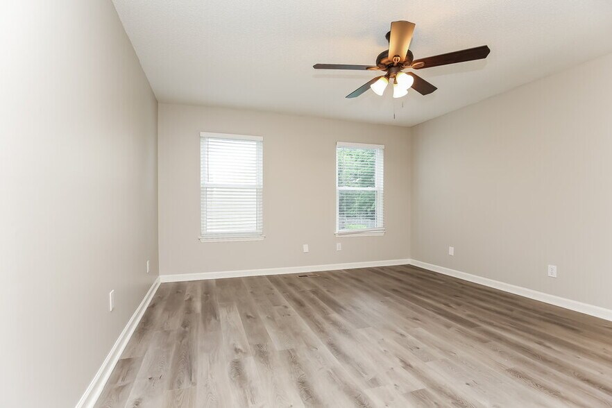 Building Photo - 6628 Shadyview Dr