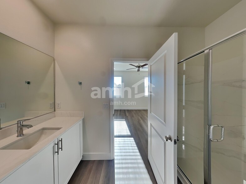 Building Photo - 850 English Primrose St