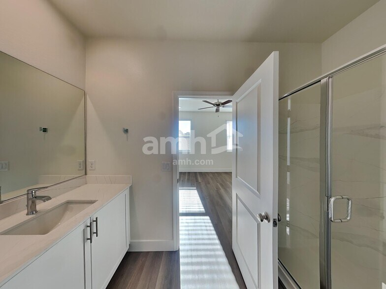 Building Photo - 862 English Primrose St