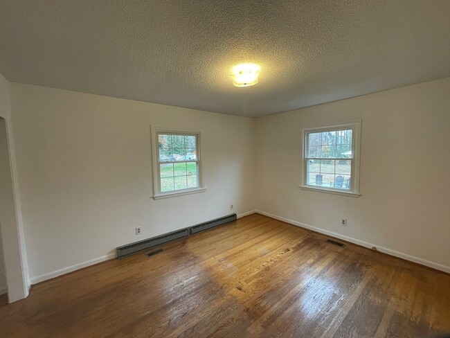 Building Photo - 3 bedroom 1.5 bath house available.   Pet friendly!