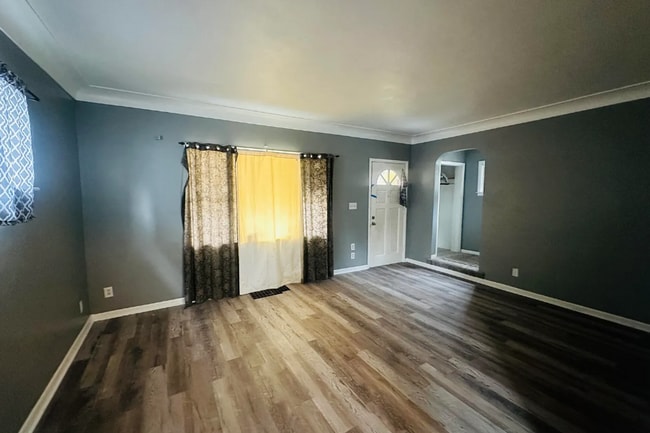 Building Photo - Spacious 3-Bedroom Home