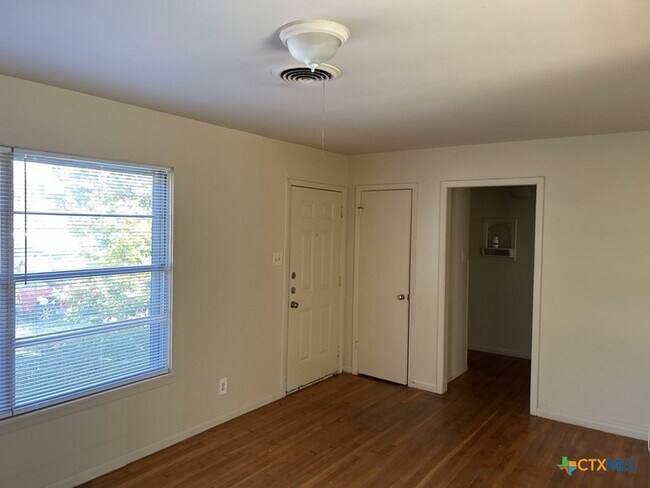 Building Photo - 1504 Redondo Dr