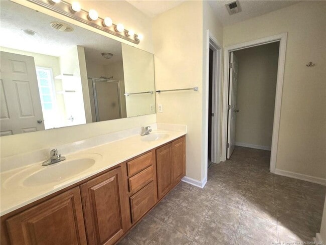 Building Photo - 410 Roundtree Dr