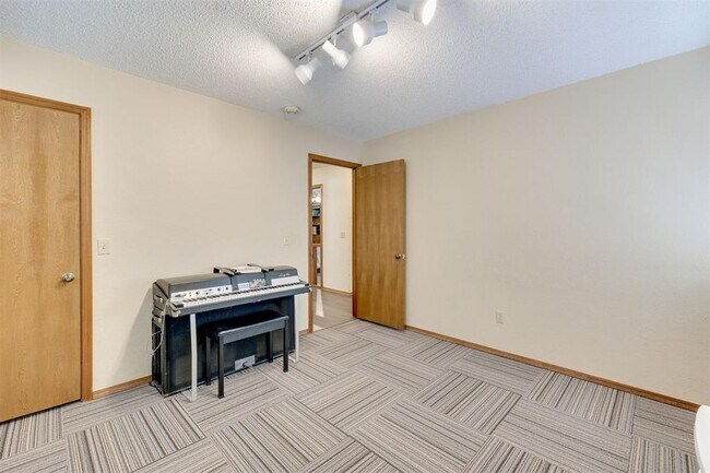 Building Photo - 500 Gray Fox Run