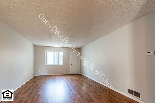 Building Photo - 4934-4936 Vermont Ln