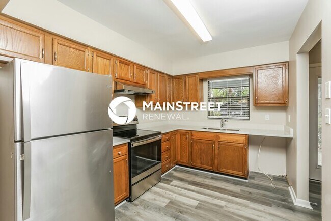 Building Photo - 3 Bedroom Pet-Friendly Home in EUSTIS, FL with Main Street Renewal