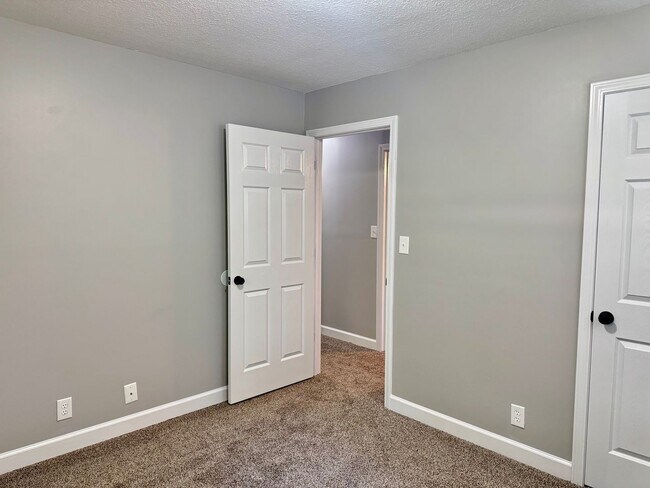 Building Photo - Beautiful Country Setting! Brick 3 Bed/2 B...