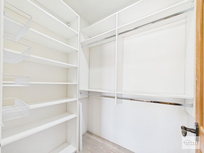 Building Photo - Beautifully Done Custom Built Townhouse wi...