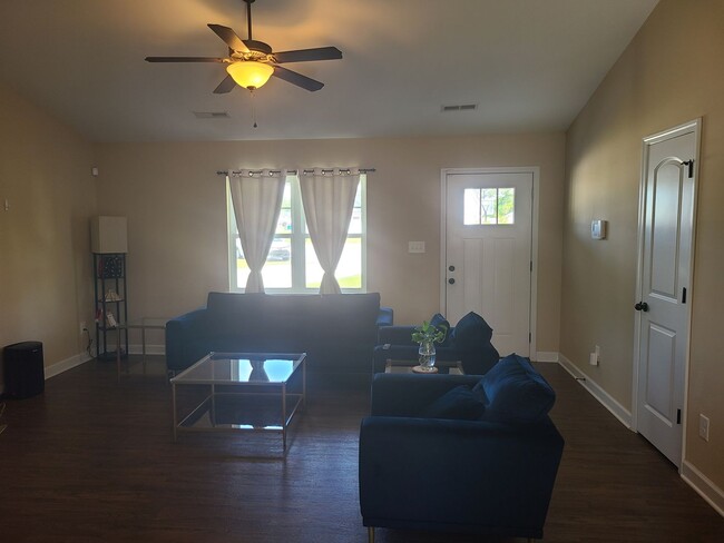 Building Photo - 3 Bedroom, 2 bath home in the Bridgeport C...
