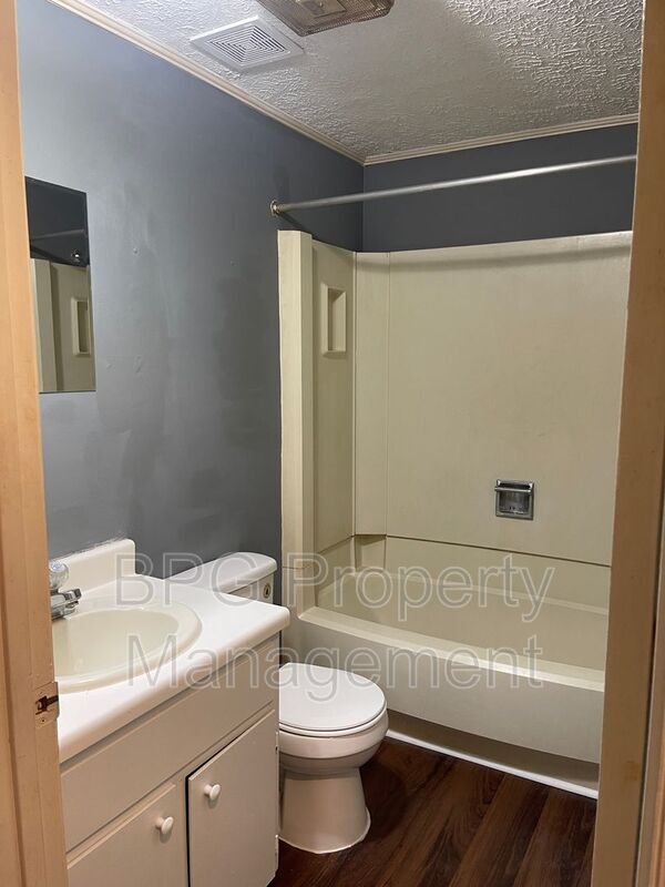 Building Photo - 123 Circle Dr