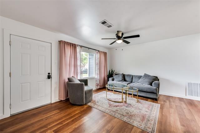 Building Photo - 228 E Oak Dr