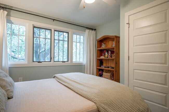 Building Photo - 290 Milledge Cir