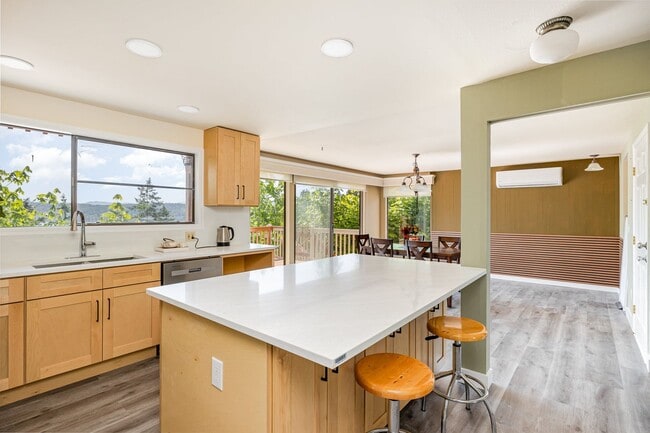 Building Photo - Stunning Lake Sammamish View | 5 Bed, 3 Ba...