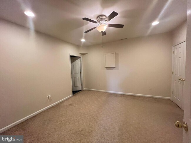 Building Photo - 43554 Freeport Pl