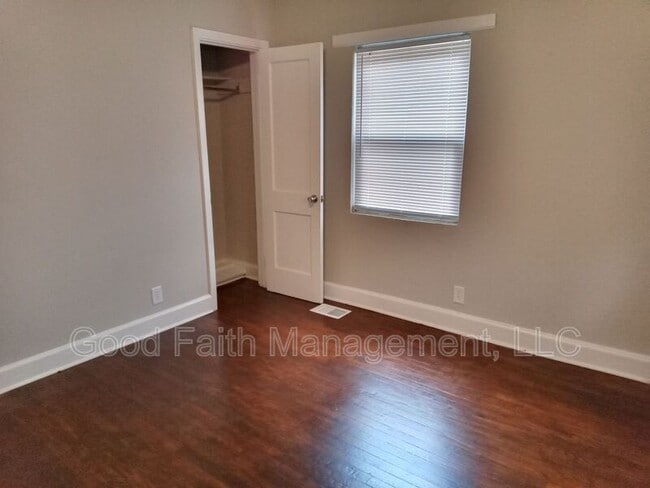 Building Photo - 203 E 11th St