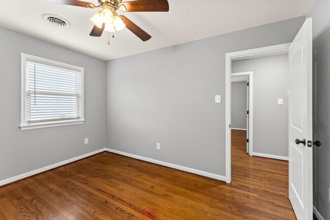 Building Photo - 104 N Oak Ave