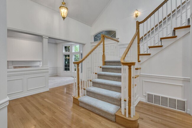Building Photo - 16323 NE 50th Way