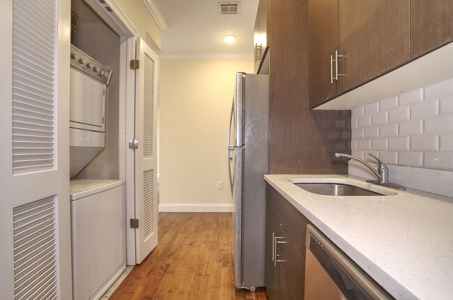 Building Photo - 4401 BERGENLINE Ave