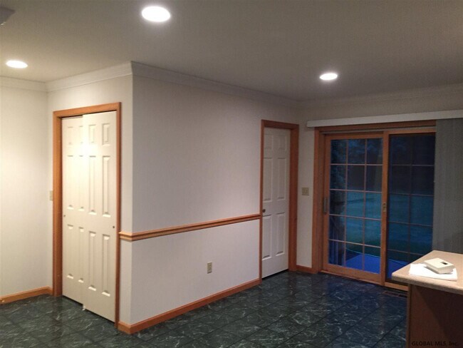 Building Photo - 8 Red Maple Ln