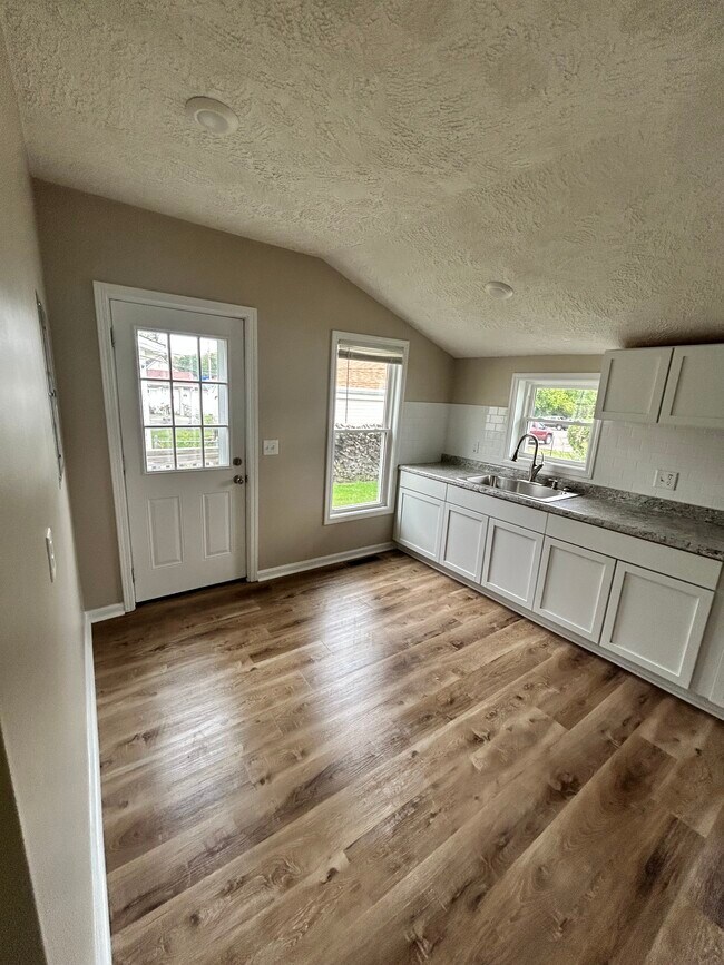 Building Photo - 908 Garfield Ave