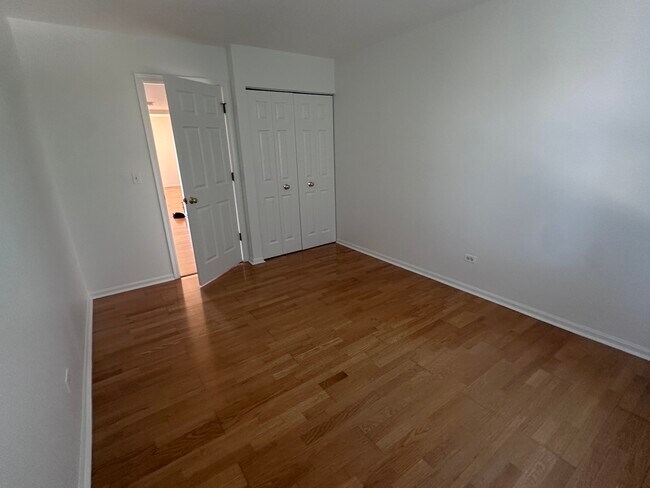 Building Photo - 234 W Ct of Shorewood