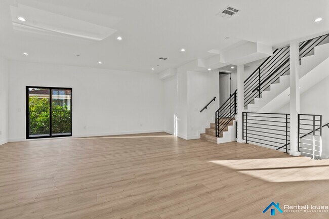 Building Photo - 3005 La Paz Dr