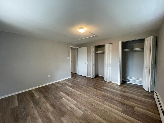 Building Photo - Renovated 2 Bedroom in Bellevue with Priva...