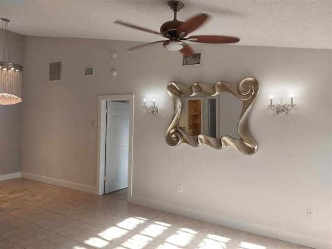 Building Photo - 2718 N Nob Hill Rd