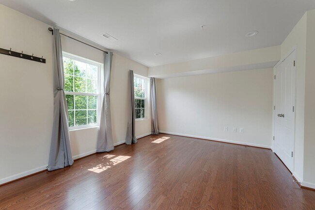 Building Photo - Spacious 3-Level END UNIT Townhome