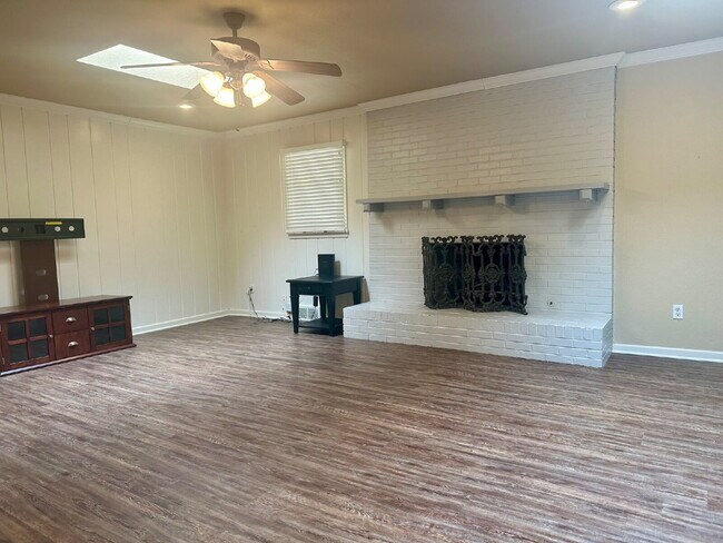 Building Photo - Spacious 4 bed 3 bath home!