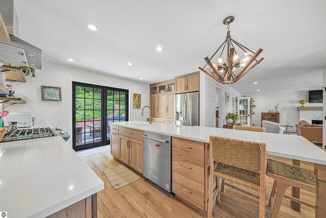 Building Photo - 7320 Peninsula Dr