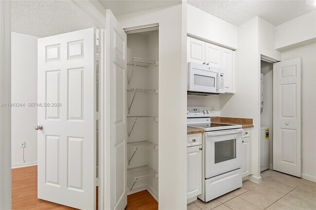 Building Photo - 17150 N Bay Rd