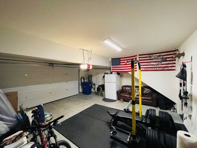 Building Photo - Beautiful Townhome!