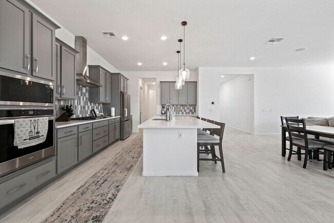 Building Photo - Newer Single Story 5 Bedroom 3 Bath Home in Vail