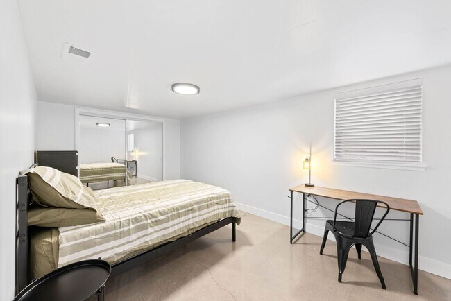 Building Photo - Student Housing - Private Bedrooms for Rent in Newly Renovated House (UNR)
