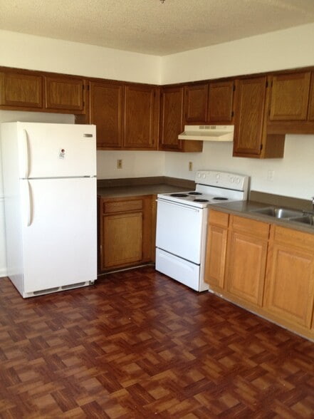 Kitchen - 1102 Pecan Plz