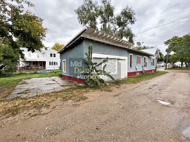 Building Photo - 415 N Capital-3 Bedroom house