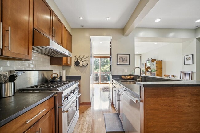 Building Photo - Modern Rowhome with Private Parking Pad! AVAILABLE NOW!