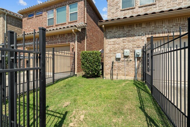 Building Photo - 6643 DeLeon St