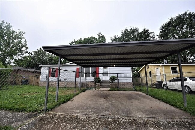 Building Photo - Spacious 3 bedrooms / 2 bath