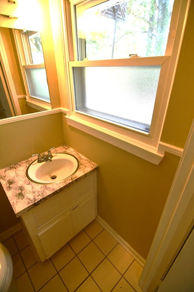 Building Photo - 3 bedroom, 1.5 bath home in quaint, well m...